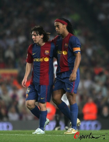 表现得比同 表现得比同