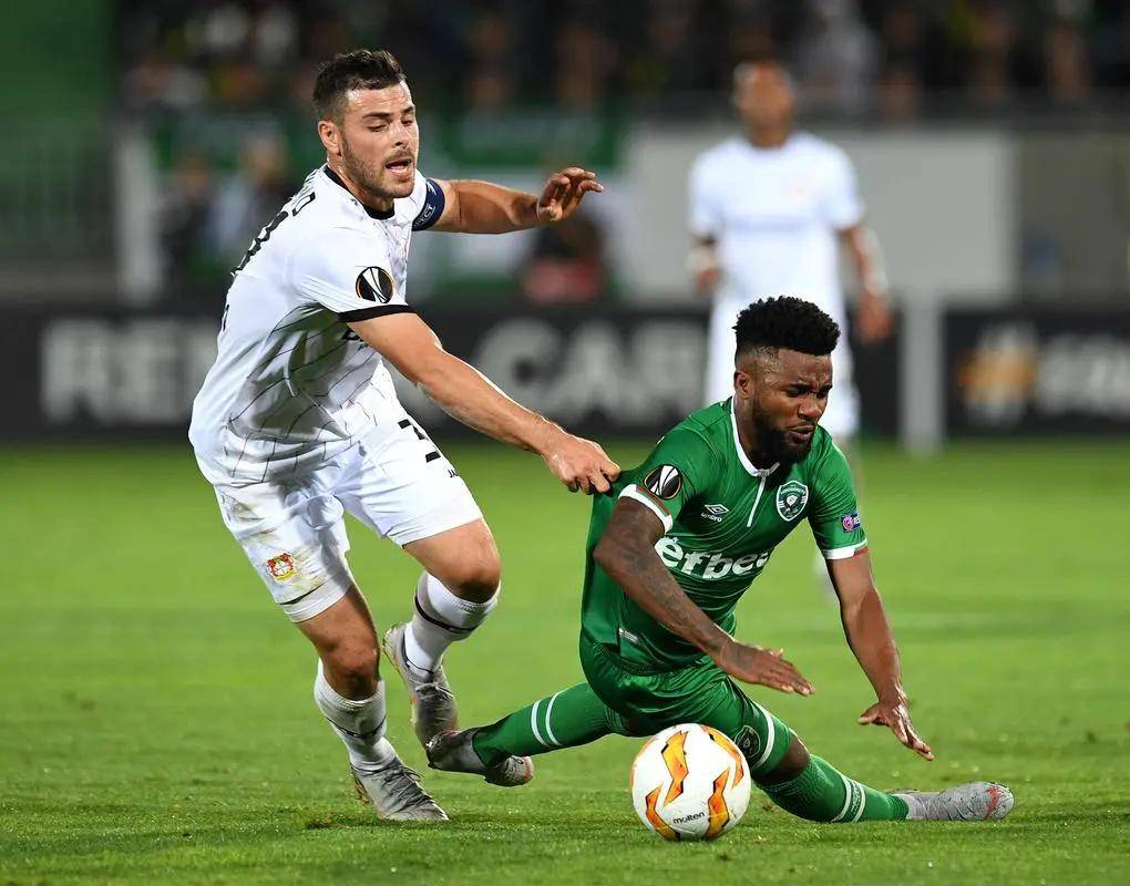 凭借高超的 凭借高超的